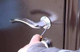 Замена дверной ручки металлической двери в Симферополе
