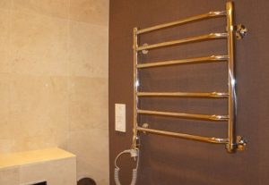Установка электрического полотенцесушителя в ванной в Симферополе